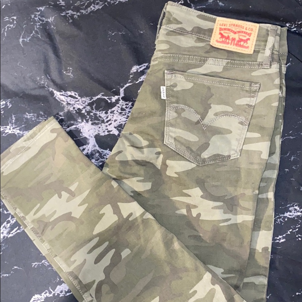 711 Levi’s skinny cropped camo jeans 27